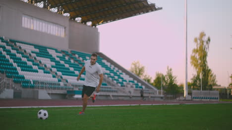 Stellen-Sie-Den-Fußball-Auf-Die-Rasenbahn-Und-Schlagen-Sie-Den-Ball-Im-Stadion-Mit-Grünem-Rasen.-Ein-Professioneller-Fußballspieler-Kickt-Den-Ball-In-Zeitlupe